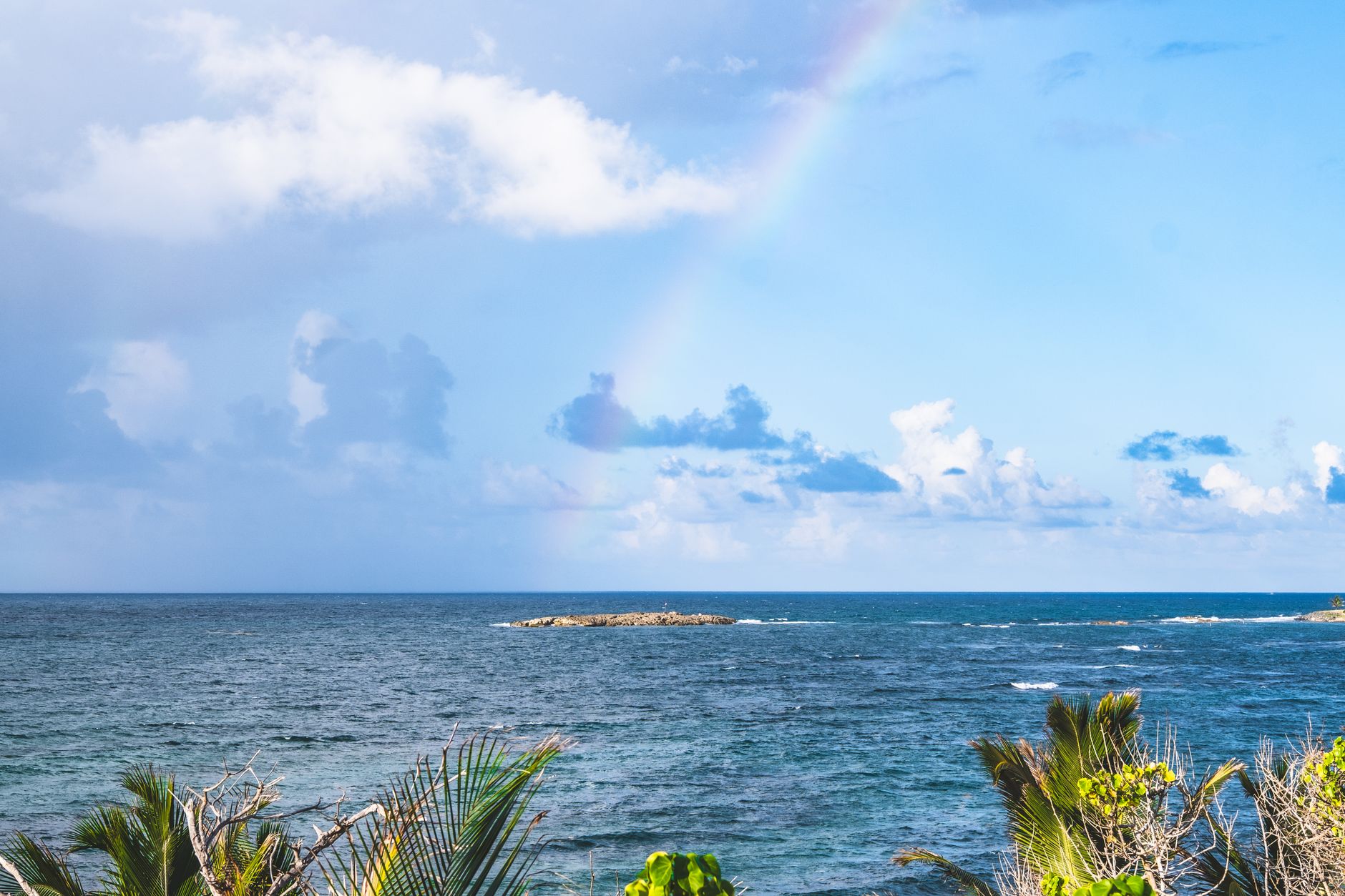 Arc-en-ciel au-dessus de la mer et du ciel bleu